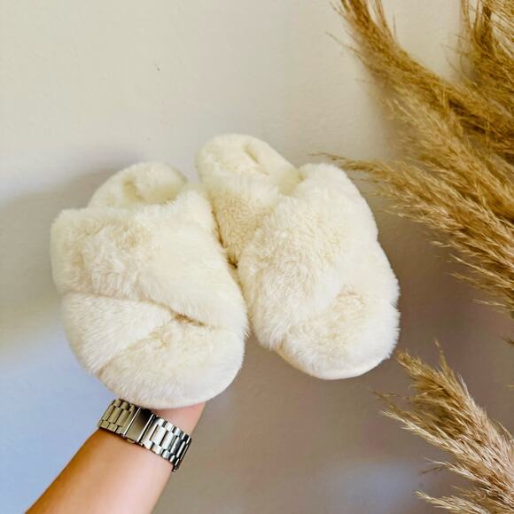 NEW VS VICTORIAS SECRET White Cream Fuzzy Fur Open Toe Sandal Slippers Slides M - Picture 1 of 7